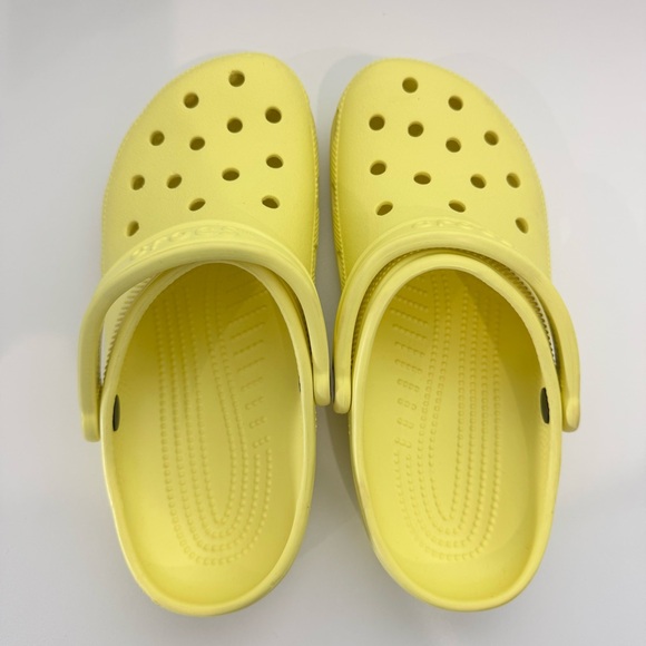 Crocs Classic Clog Shoes Yellow Women’s 9 / Men’s 7 Lightweight Comfort - Picture 1 of 4